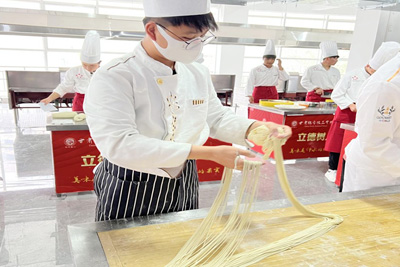 初中畢業(yè)去蘭州中專學(xué)校學(xué)廚師好不好！