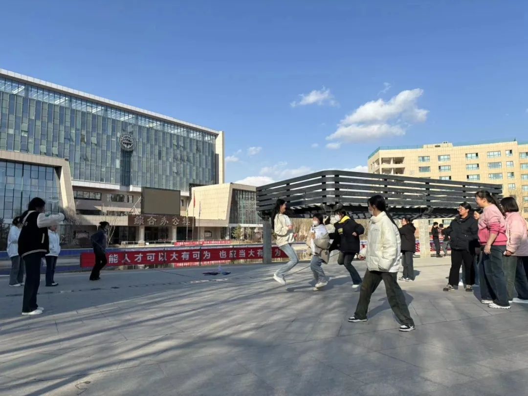 課外活動(dòng)展風(fēng)采 爭先創(chuàng)優(yōu)促發(fā)展 
