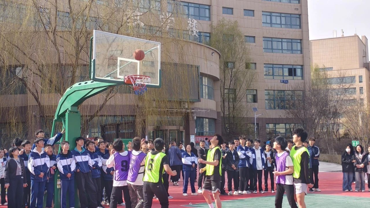 青春躍動籃球場汗水揮灑少年夢