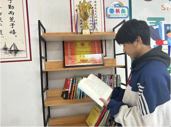《?老人與?！? 書林漫步 經(jīng)典共享